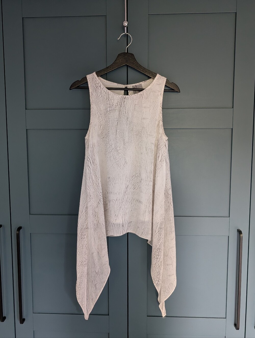 H&M White Printed Draped Hem Sleeveless Blouse | Size 2 / XS